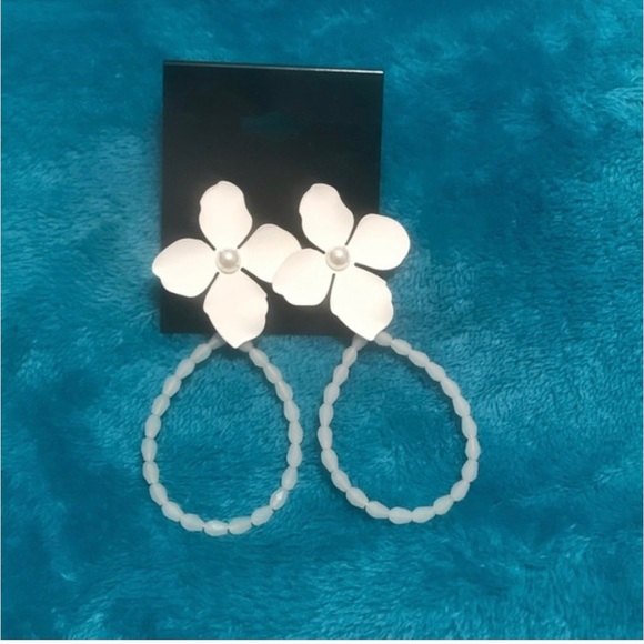 🔥HOST PICK🔥 White Floral Earrings - Picture 3 of 3
